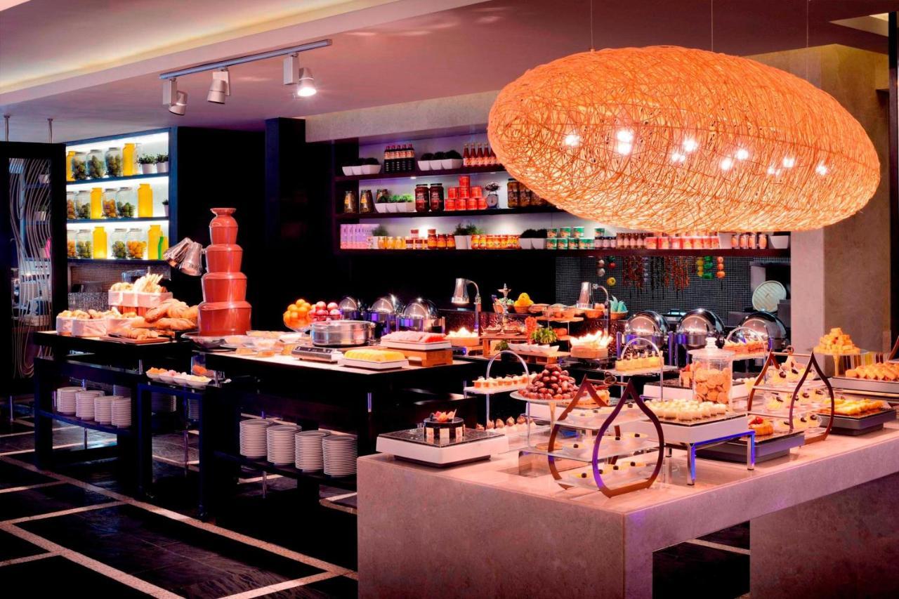 Marriott Hotel Al Jaddaf Dubai Eksteriør billede The buffet at the restaurant