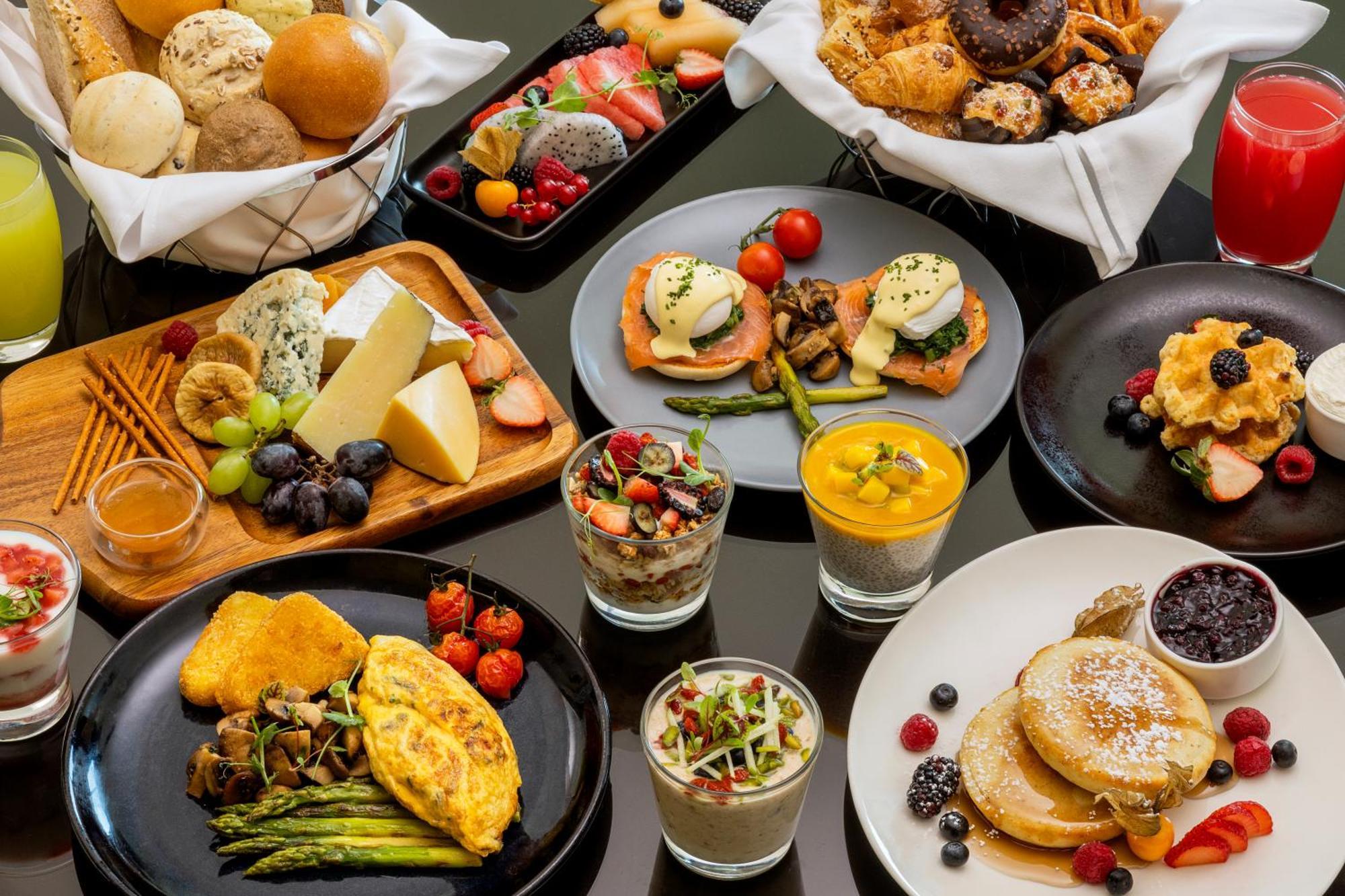 Marriott Hotel Al Jaddaf Dubai Eksteriør billede A selection of breakfast items