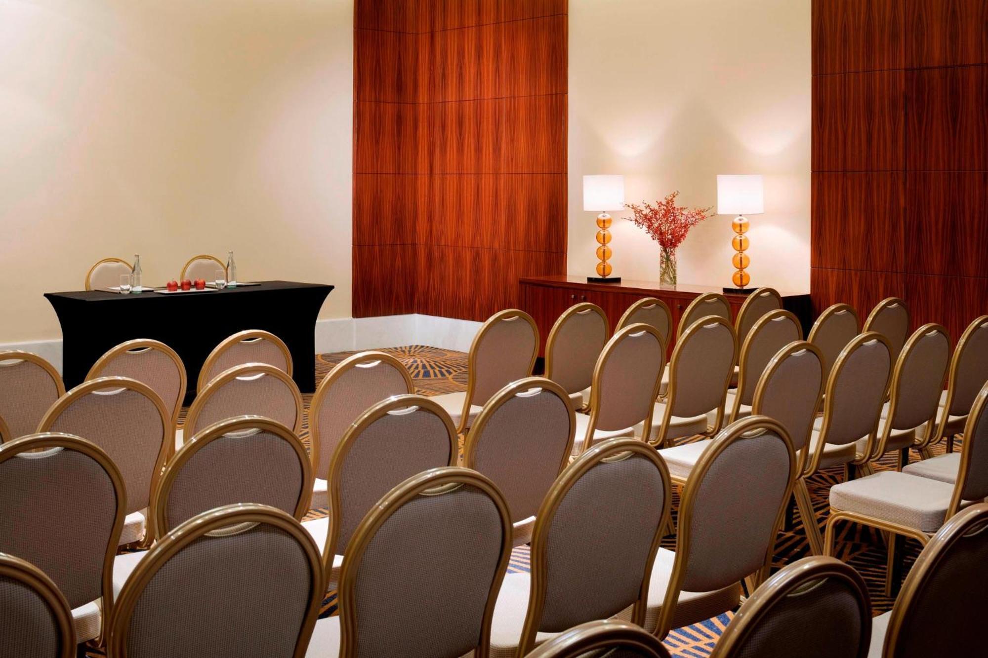 Marriott Hotel Al Jaddaf Dubai Eksteriør billede A meeting room at the Four Seasons Hotel in Washington, D.C.