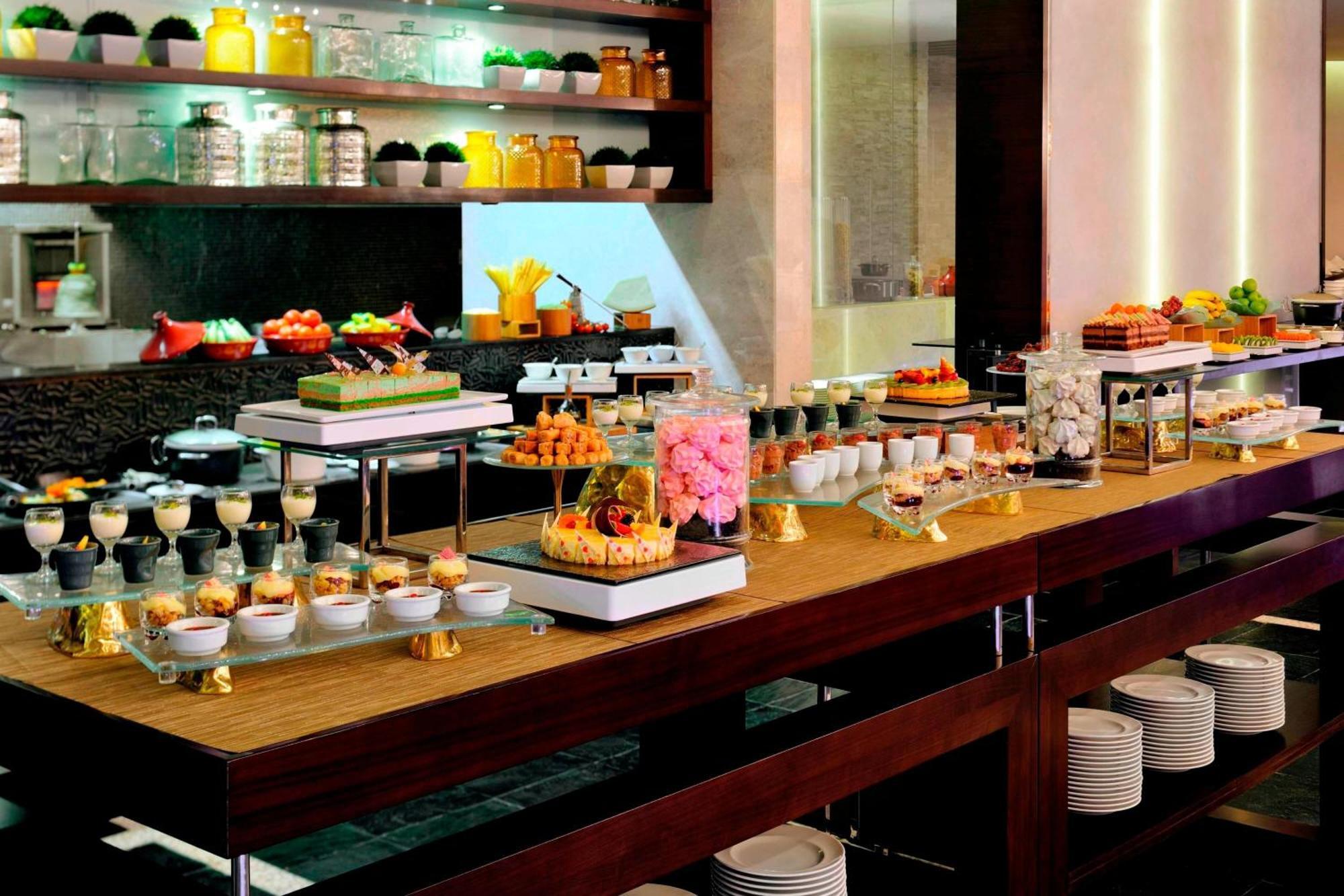 Marriott Hotel Al Jaddaf Dubai Eksteriør billede A dessert buffet
