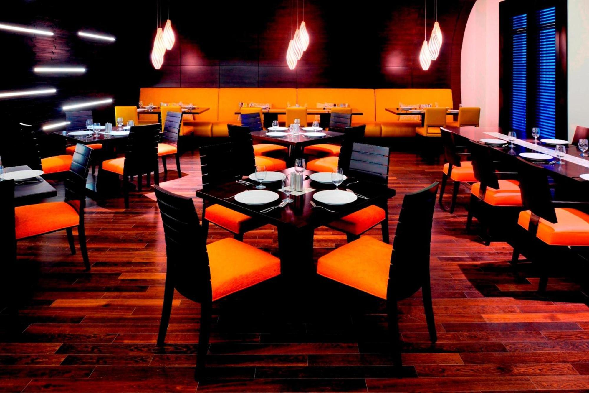 Marriott Hotel Al Jaddaf Dubai Eksteriør billede The interior of a restaurant