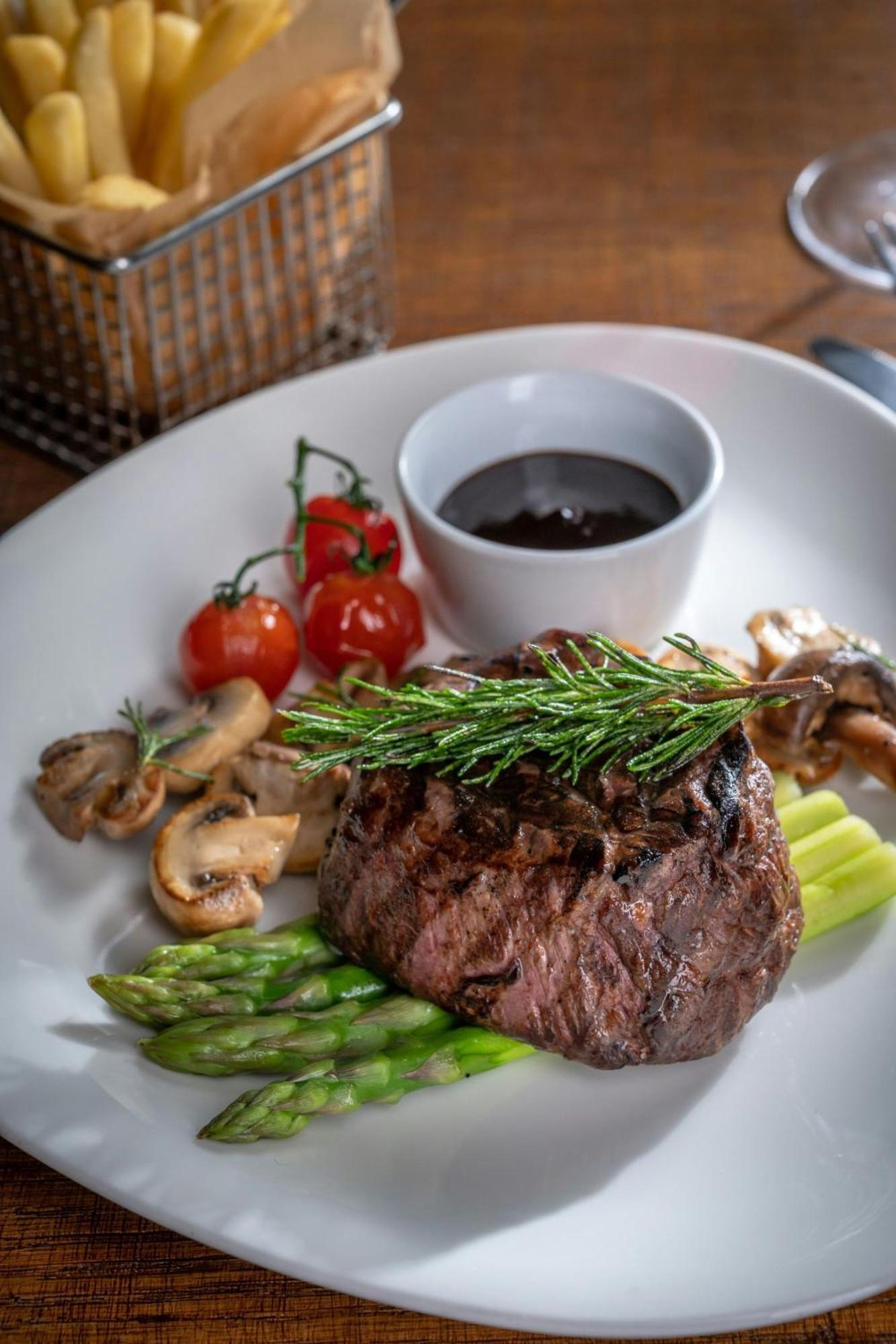 Marriott Hotel Al Jaddaf Dubai Eksteriør billede A steak prepared with a sprig of tarragon