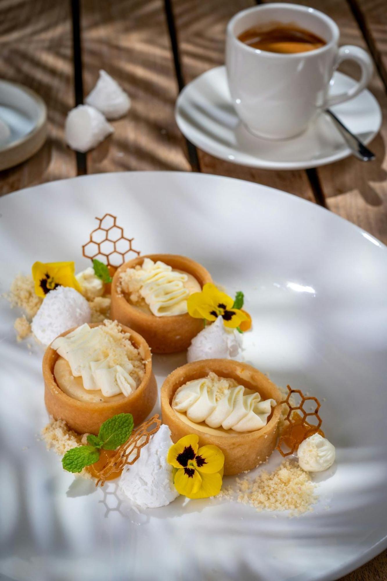 Marriott Hotel Al Jaddaf Dubai Eksteriør billede A dessert