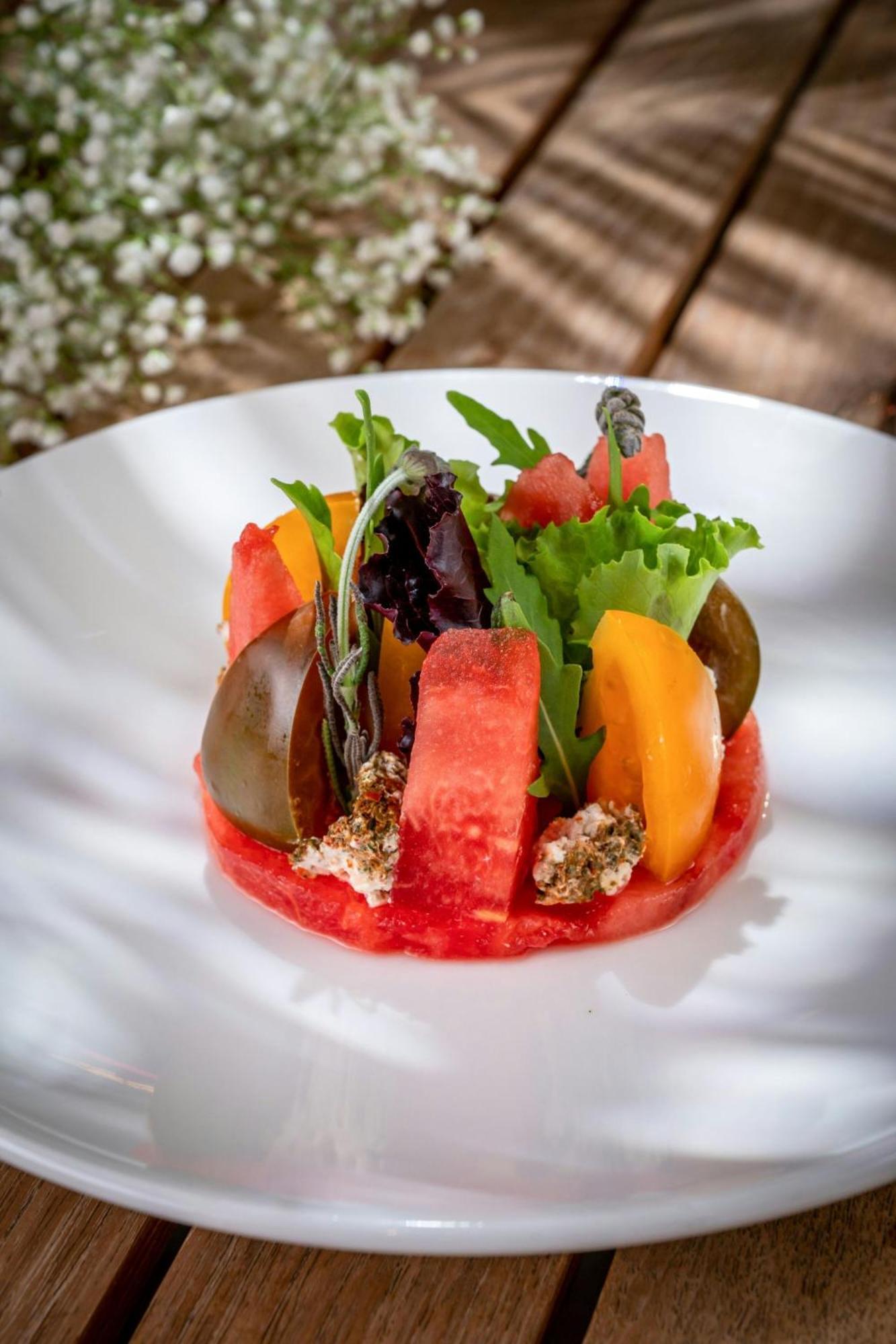 Marriott Hotel Al Jaddaf Dubai Eksteriør billede Watermelon salad