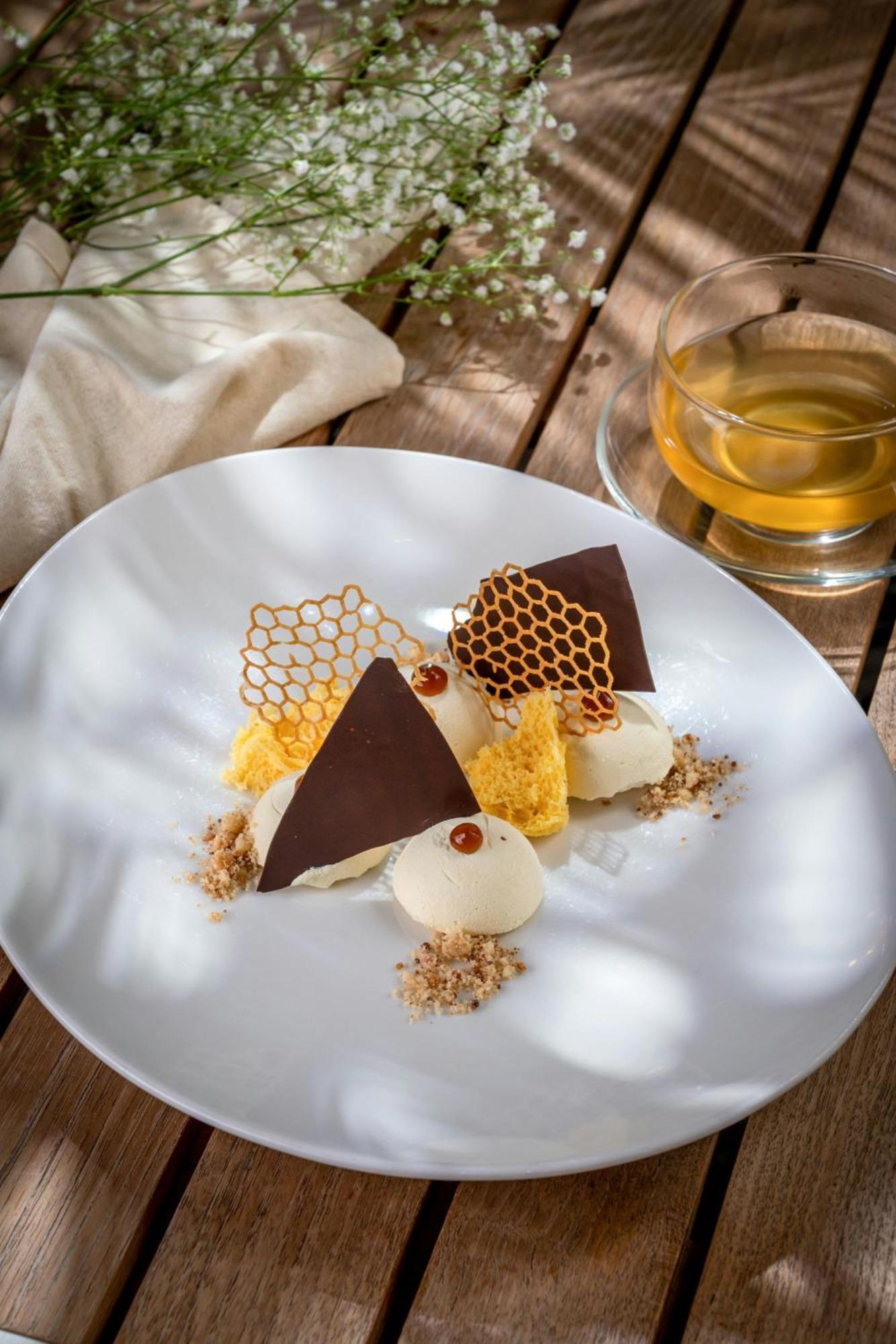 Marriott Hotel Al Jaddaf Dubai Eksteriør billede Chocolate and honey dessert