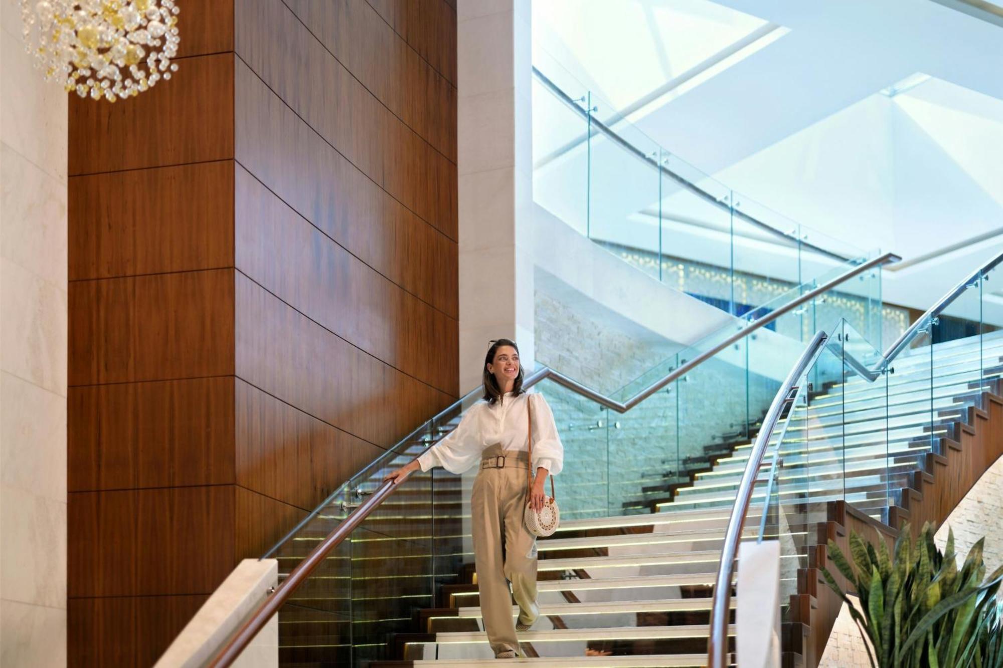 Marriott Hotel Al Jaddaf Dubai Eksteriør billede The staircase at the lobby