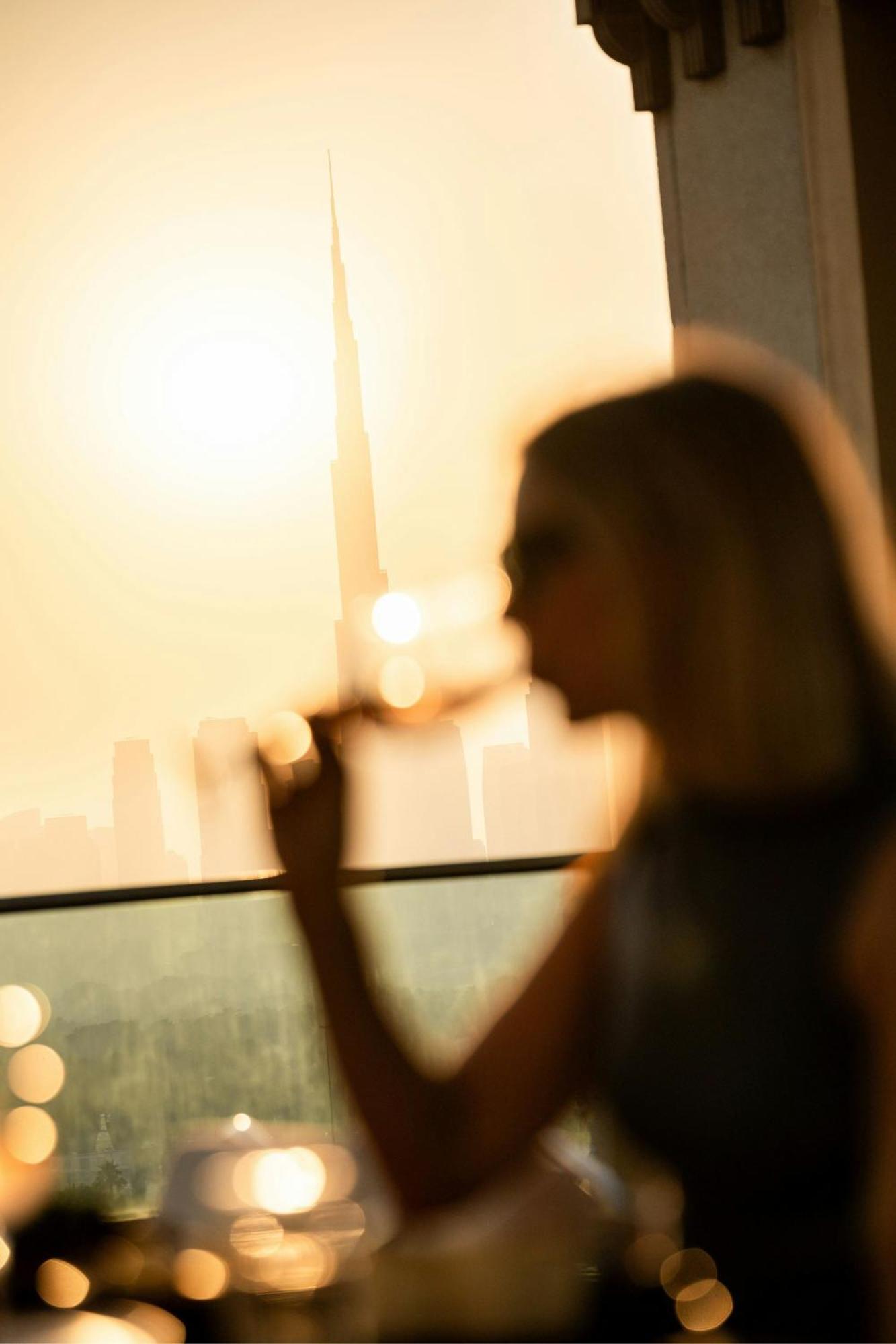 Marriott Hotel Al Jaddaf Dubai Eksteriør billede A woman in a darkened room
